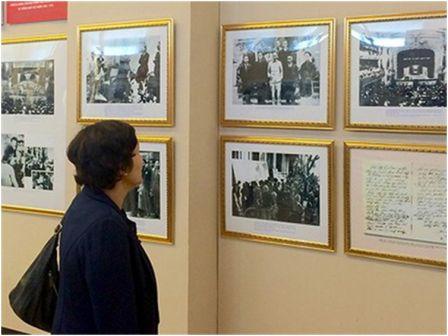Exposition de photos sur l histoire du Parti à Hanoi